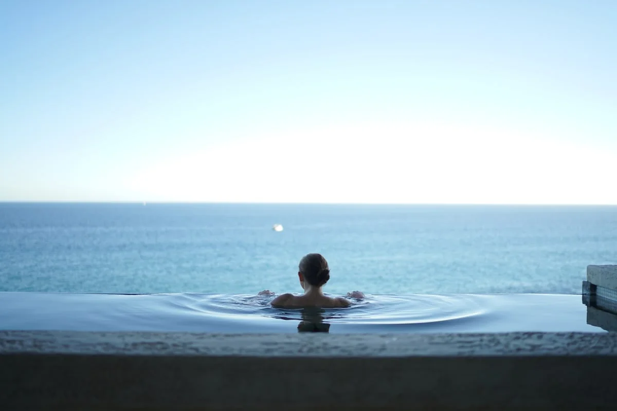 Tengerre néző wellness medence