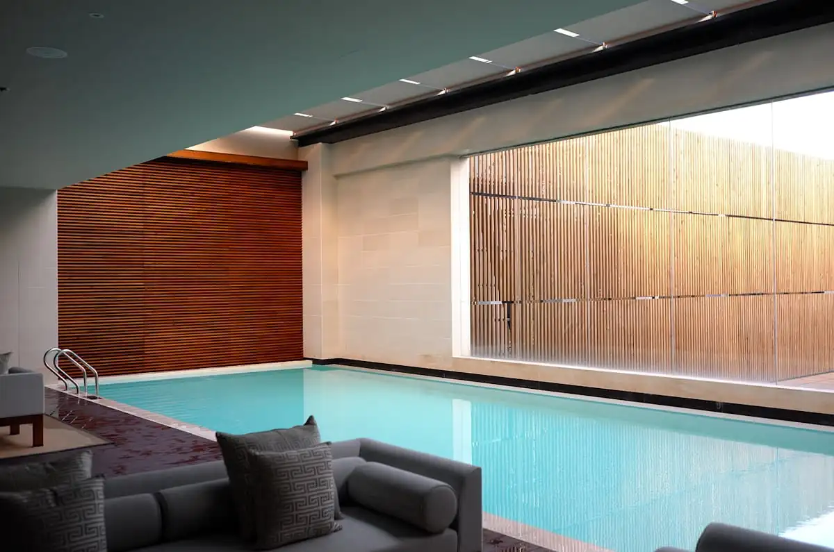 Modern wellness medence