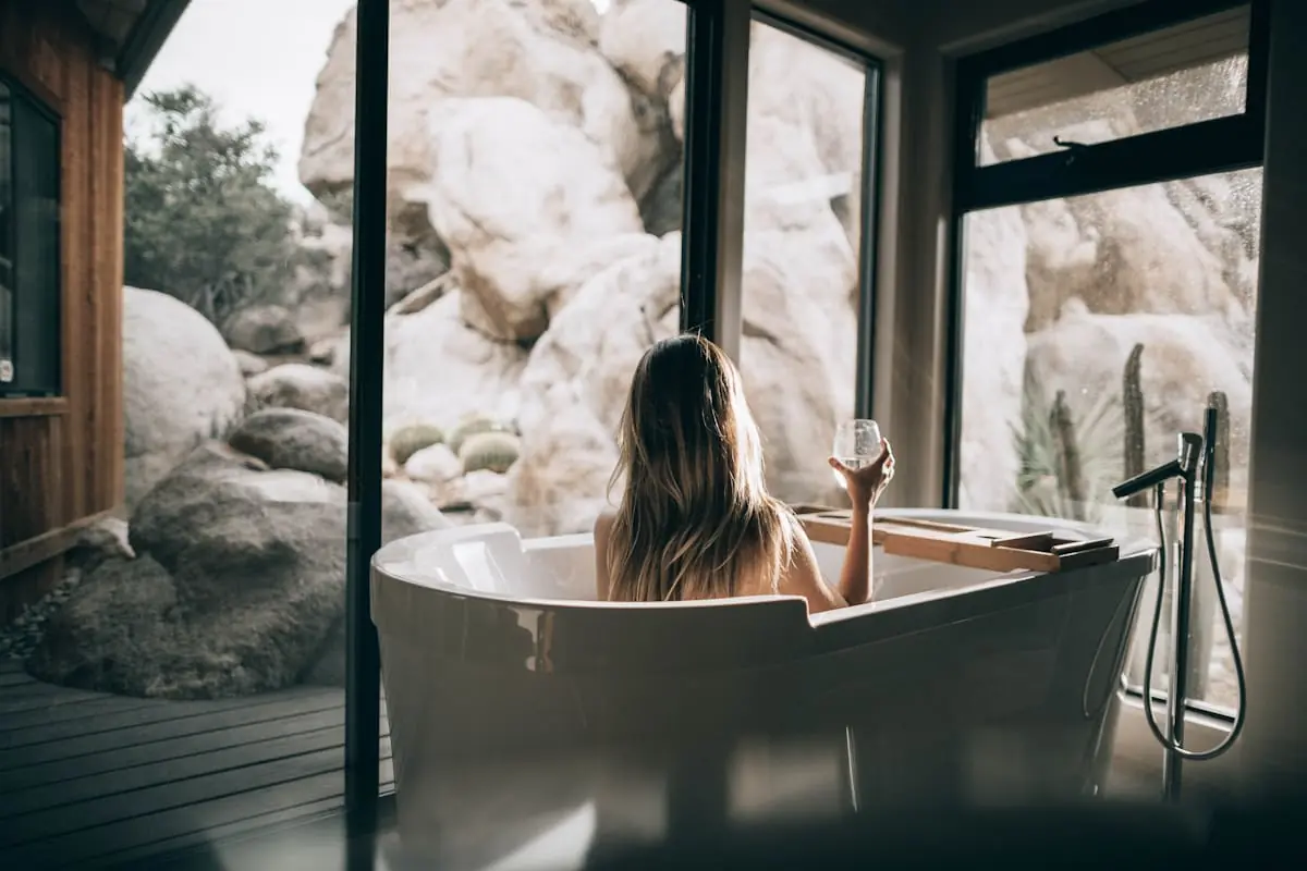 Pihenés panorámás wellness kádban