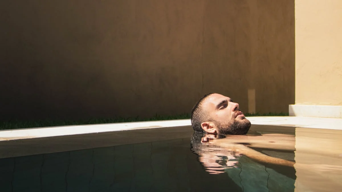 Pihenő vendég wellness medencében