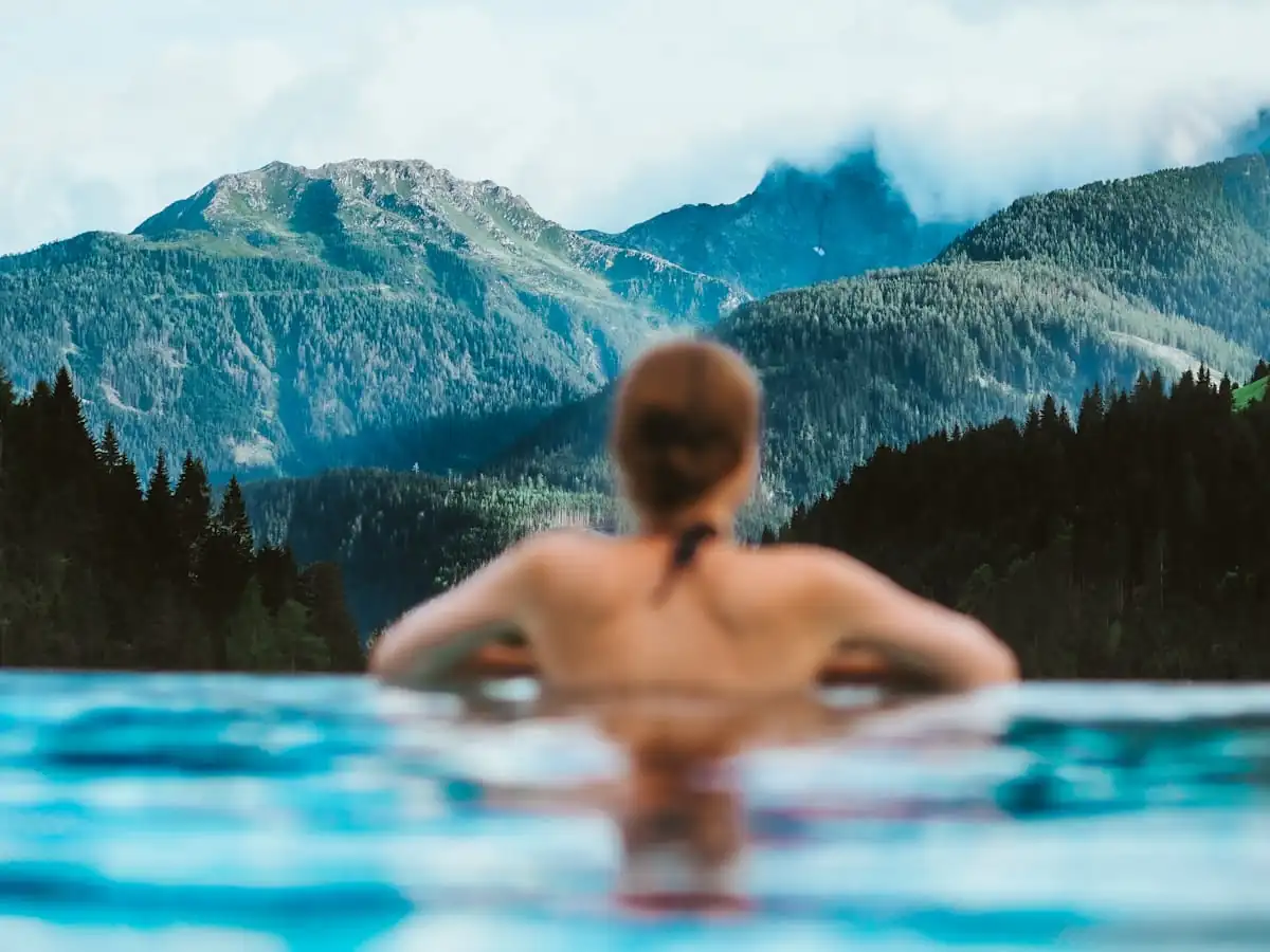 Kültéri hegyi wellness medence