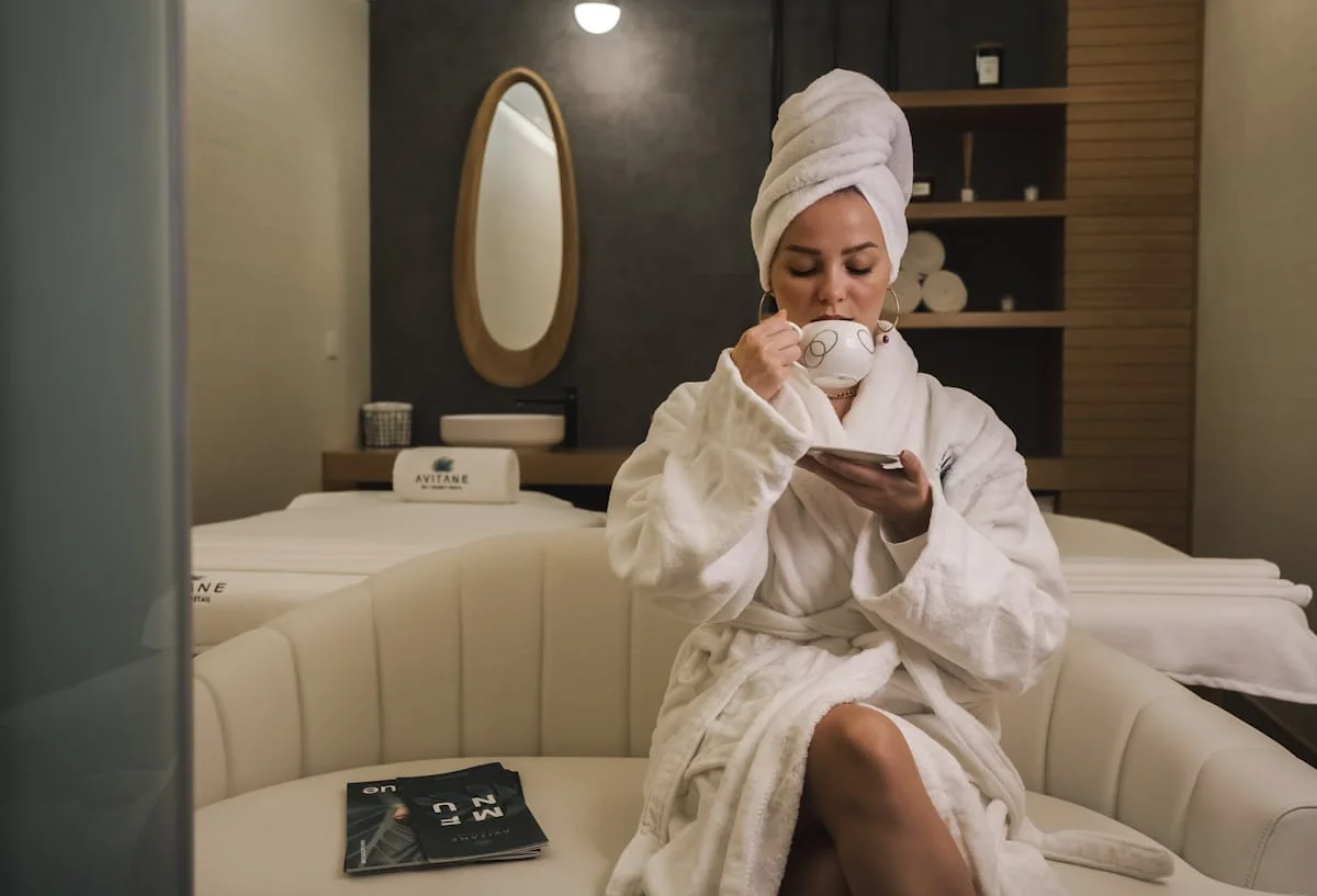Pihenő vendég wellness köntösben